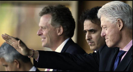 f-bill-clinton-acena-torcedores-ap f-bill-clinton-acena-torcedores-ap