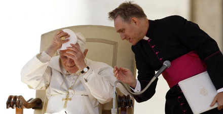 papa-georg-gaenswein-reuters papa-georg-gaenswein-reuters