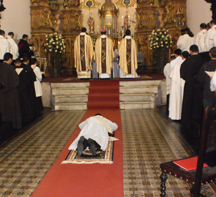 o-frei-ricardo-deitado