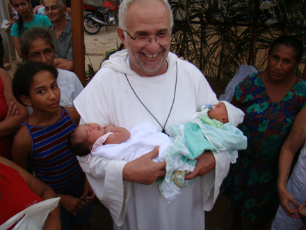 padre-airton-recem-nascidos-rua-do-lixo