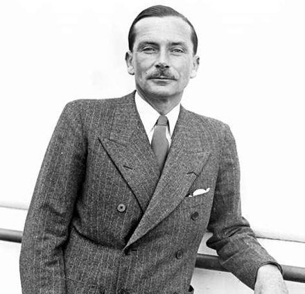 Le couturier français Lucien Lelong à bord du transatlantique, l