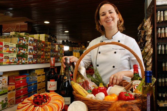 15/12/2011 - Credito: Paulo Paiva/DP/D.A Press Gastro. Materia com a Chef Luciana Sultanum que preparou uma cesta de natal especialmente para o caderno de Gastro no emporio gourmet Pescadero.