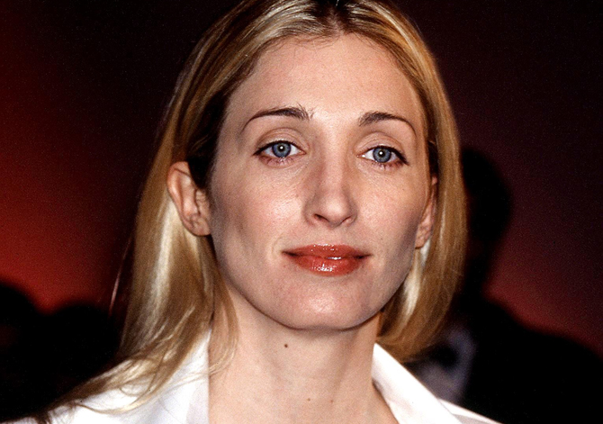 : "BRITE NITE WHITNEY" PARTY, AT THE WHITNEY MUSEUM, NYC. MARCH 9, 2002. JOHN F KENNEDY JR AND CAROLYN BESSETTE. PHOTO:WALTER WEISSMAN/GLOBE PHOTOS INC