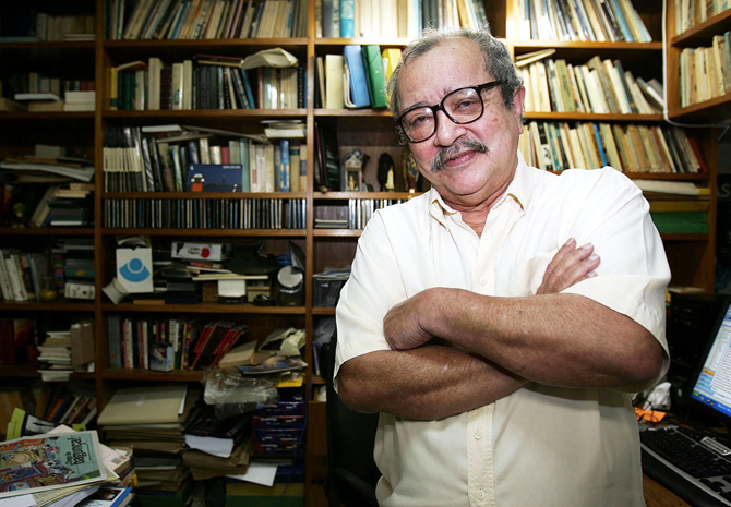 RJ - MORTE/JOÃO UBALDO RIBEIRO - VARIEDADES - (ARQUIVO) Foto de arquivo de 27/07/2008 mostra o escritor baiano João Ubaldo Ribeiro em seu apartamento no Leblon, zona sul do Rio de Janeiro. O escritor morreu esta madrugada aos 73 anos. Informações do noticiário Bom Dia, Rio, da TV Globo, indicam que Ribeiro, autor consagrado de obras como "Viva o Povo Brasileiro", sofreu uma embolia pulmonar no apartamento em que morava com a mulher, na zona sul do Rio.  27/07/2008 - Foto: TASSO MARCELO/ESTADÃO CONTEÚDO