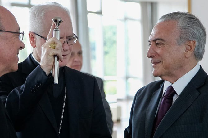 Brasília - DF, 05/10/2016. Presidente Michel Temer durante encontro no Palácio da Alvorada com o Cardeal Dom Orani João Tempesta - Arcebispo do Rio de Janeiro e presidente do Instituto Brasileiro de Comunicação Cristão INBRAC - REDE VIDA DE TELEVISÃO. Foto: Beto Barata/PR